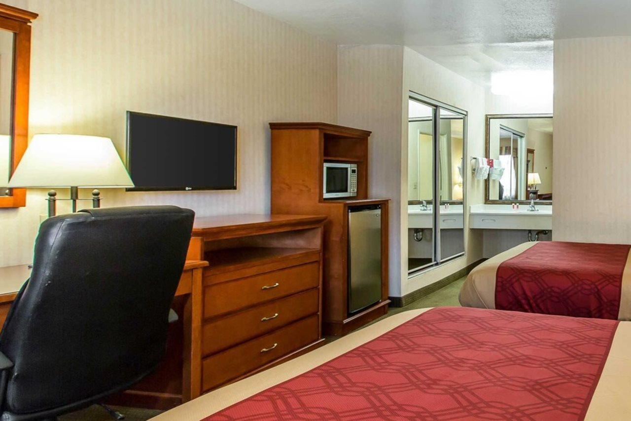 Econo Lodge Inn & Suites Riverside - Corona Buitenkant foto