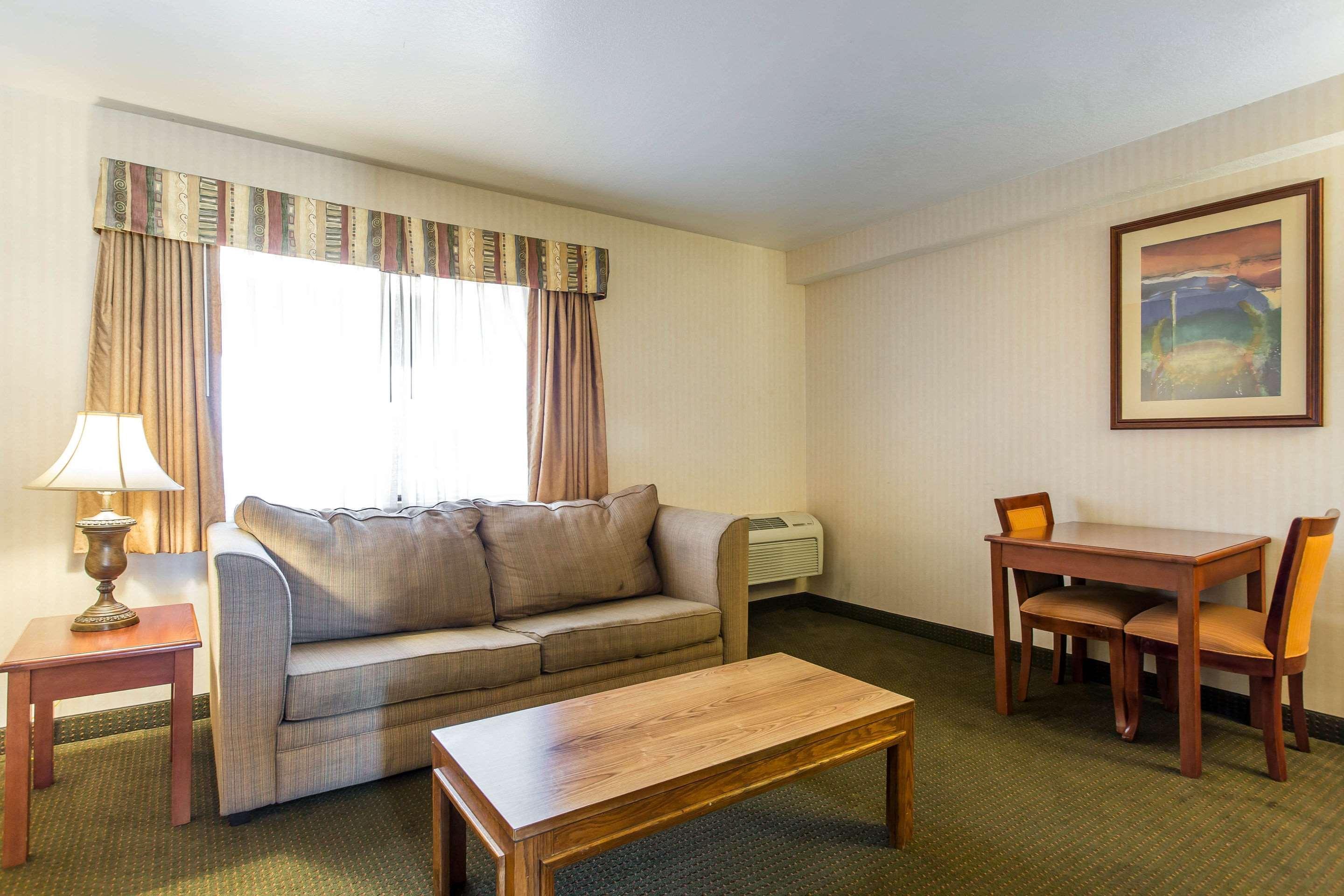 Econo Lodge Inn & Suites Riverside - Corona Buitenkant foto